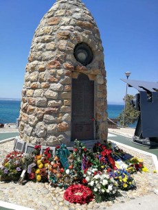 Hermanus_war-memorial01-poppy-day