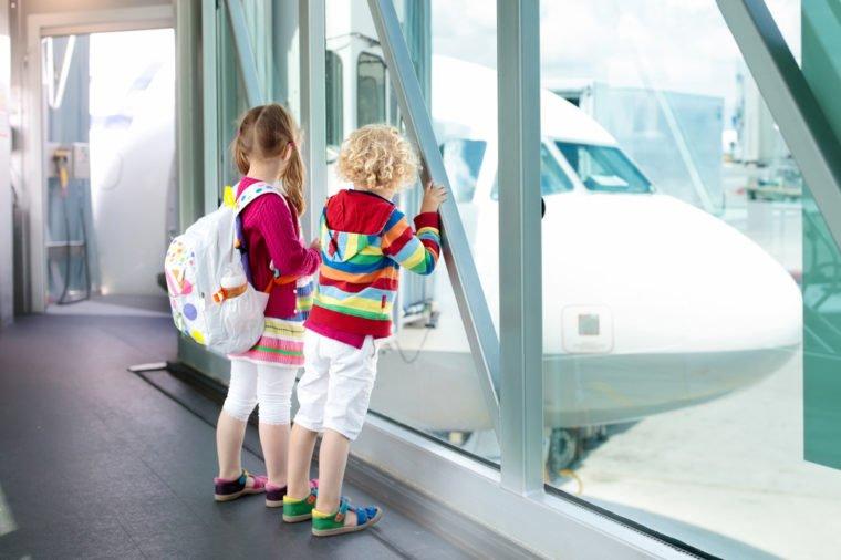 kids airplane FAMVELD SHUTTERSTOCK